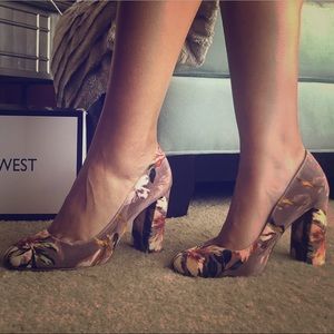 Nine West Floral Pump